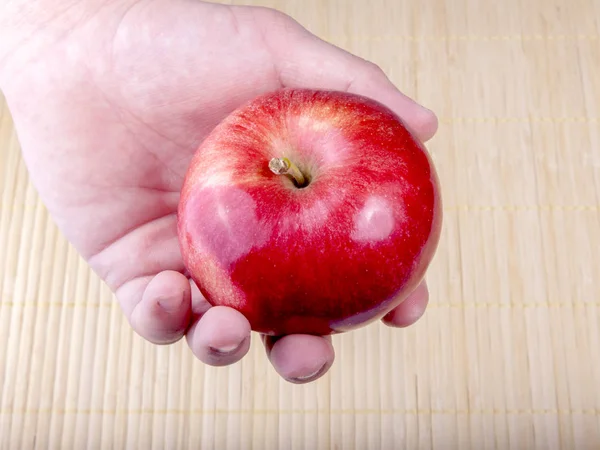 Pomme Rouge Fraîche Savoureuse Dans Une Main Masculine — Photo