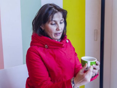 Las-Palmas de Gran Canaria, Ispanya, 8 Ocak 2018. Çekici kadın küçük pitoresk kafede bir masada kahve var