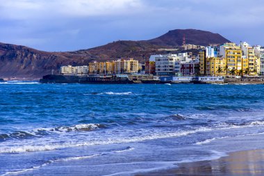 Las Palmas de Gran Canaria, İspanya, üzerinde 8 Ocak 2018. Kış Güneşi Playa de Las Canteras beach Atlantik Okyanusu kıyısında ışıklar..