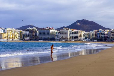 Las Palmas de Gran Canaria, İspanya, üzerinde 8 Ocak 2018. Kış Güneşi Playa de Las Canteras beach Atlantik Okyanusu kıyısında ışıklar..