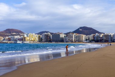 Las Palmas de Gran Canaria, İspanya, üzerinde 8 Ocak 2018. Kış Güneşi Playa de Las Canteras beach Atlantik Okyanusu kıyısında ışıklar..