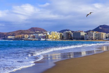 Las Palmas de Gran Canaria, İspanya, üzerinde 8 Ocak 2018. Kış Güneşi Playa de Las Canteras beach Atlantik Okyanusu kıyısında ışıklar..