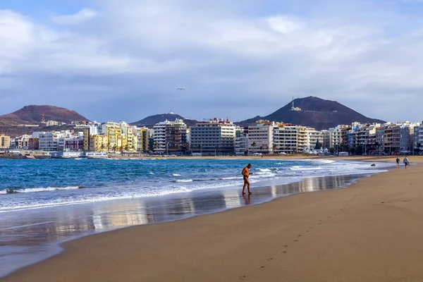 Las Palmas de Gran Canaria, İspanya, üzerinde 8 Ocak 2018. Kış Güneşi Playa de Las Canteras beach Atlantik Okyanusu kıyısında ışıklar..