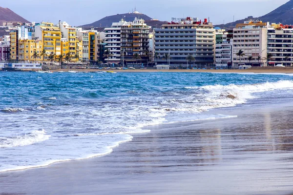 Las Palmas de Gran Canaria, İspanya, üzerinde 8 Ocak 2018. Kış Güneşi Playa de Las Canteras beach Atlantik Okyanusu kıyısında ışıklar..