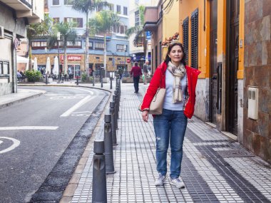 Las-Palmas de Gran Canaria, İspanya, 8 Ocak 2018. Kadın yağmurlu havalarda cadde boyunca gider