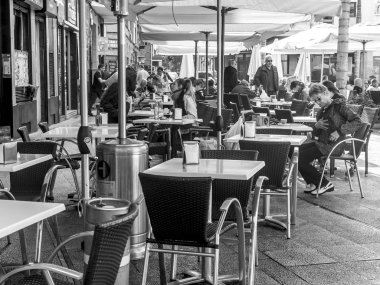 Las-Palmas de Gran Canaria, Ispanya, 8 Ocak 2018. İnsanlar yemek ve şehir Caddesi üzerinde küçük pitoresk kafe masalarında bir dinlenme var