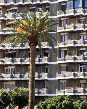 Las Palmas de Gran Canaria, İspanya, 5 Ocak 2018 üzerinde. Modern şehir mimarisi adalar Adaları için tipik. Cephe parçası