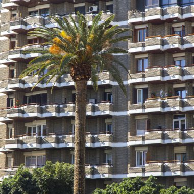 Las Palmas de Gran Canaria, İspanya, 5 Ocak 2018 üzerinde. Modern şehir mimarisi adalar Adaları için tipik. Cephe parçası