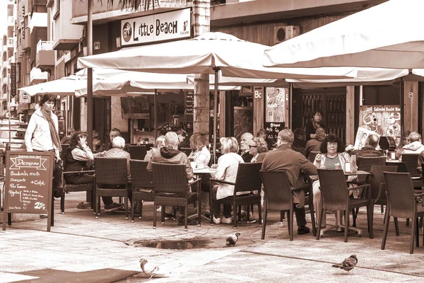 Las Palmas Gran Canaria España Enero 2018 Gente Come Descansa — Foto de Stock