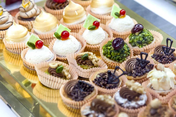 Kleine Leckere Kuchen Auf Einem Schaufenster Café — Stockfoto