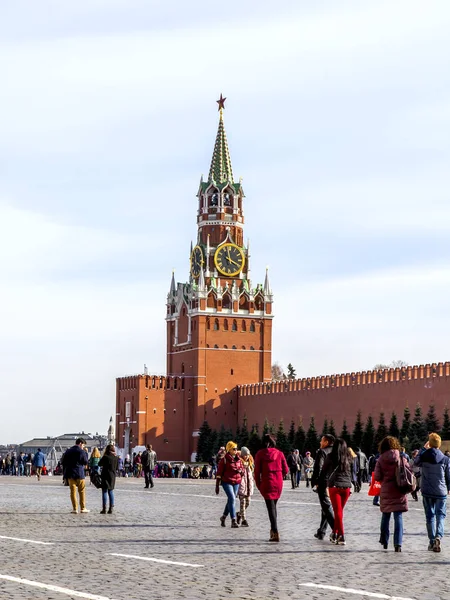 Moscow Russia 2019 사람들은 모스크바의 광장을 걷는다 멀리에 Spasskaya — 스톡 사진