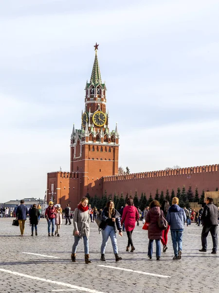 Moscú Rusia Abril 2019 Gente Camina Plaza Roja Las Paredes — Foto de Stock
