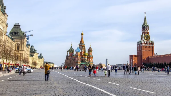 Moscow Russia Abril 2019 Pessoas Caminham Praça Vermelha Paredes Kremlin — Fotografia de Stock