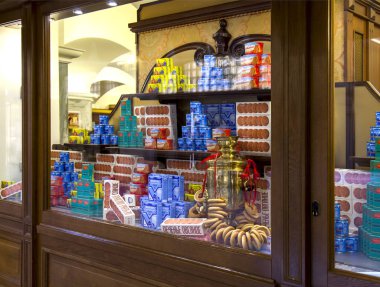 Moskova, Rusya, 4 Nisan 2019. Tarihi dükkan sakız ticaret Galerisi. Geleneksel Rus ürünleri bir gösteri-mağaza penceresi üzerine yerleştirilir