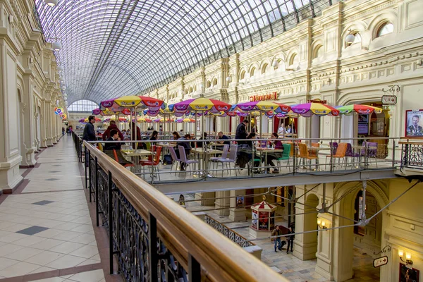 2019年4月4日 俄罗斯莫斯科 历史商店 Gum 的贸易画廊 人们在风景如画的咖啡馆里吃饭和休息 — 图库照片