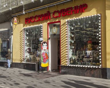 Moskova, Rusya, 4 Nisan 2019. Moskova 'nın en eski alışveriş caddesi Nikolskaya Caddesi 'nde Hediyelik eşya ve Hediyelik eşya dükkanının pencerelerinin büyük gösterisi