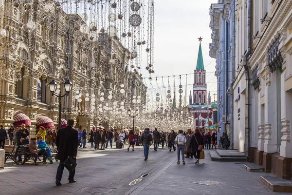 Москва Россия Апреля 2019 Года Люди Идут Никольской Улице Старейшей — стоковое фото