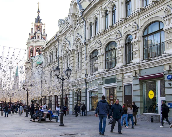 Moscow Russia April 2019 People Nikolskaya Street Oldest Shopping Street — Stock Photo, Image