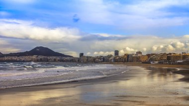  Las Palmas de Gran Canaria, İspanya, üzerinde 8 Ocak 2018. Kış Güneşi Playa de Las Canteras beach Atlantik Okyanusu kıyısında ışıklar. Uzaktan güzel dolgu
