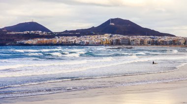  Las Palmas de Gran Canaria, İspanya, üzerinde 8 Ocak 2018. Kış Güneşi Playa de Las Canteras beach Atlantik Okyanusu kıyısında ışıklar. Uzaktan güzel dolgu