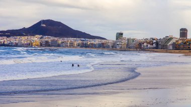  Las Palmas de Gran Canaria, İspanya, üzerinde 8 Ocak 2018. Kış Güneşi Playa de Las Canteras beach Atlantik Okyanusu kıyısında ışıklar. Uzaktan güzel dolgu