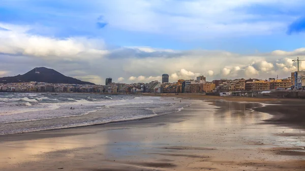  Las Palmas de Gran Canaria, İspanya, üzerinde 8 Ocak 2018. Kış Güneşi Playa de Las Canteras beach Atlantik Okyanusu kıyısında ışıklar. Uzaktan güzel dolgu