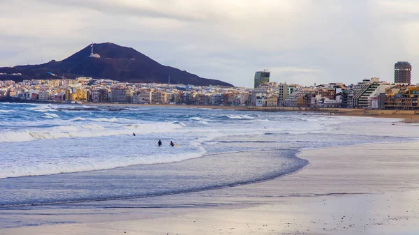  Las Palmas de Gran Canaria, İspanya, üzerinde 8 Ocak 2018. Kış Güneşi Playa de Las Canteras beach Atlantik Okyanusu kıyısında ışıklar. Uzaktan güzel dolgu