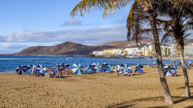 Las-Palmas de Gran Canaria, Ispanya, 8 Ocak 2018. Kış güneşi, Atlantik Okyanusu 'nun kıyısında, Playa de Las Canteras plajına yanar. İnsanlar su kenarına yakın bir dinlenme var