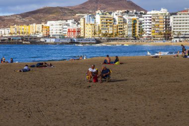 Las-Palmas de Gran Canaria, Ispanya, 8 Ocak 2018. Kış güneşi, Atlantik Okyanusu 'nun kıyısında, Playa de Las Canteras plajına yanar. İnsanlar su kenarına yakın bir dinlenme var