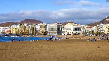 Las-Palmas de Gran Canaria, Ispanya, 8 Ocak 2018. Kış güneşi, Atlantik Okyanusu 'nun kıyısında, Playa de Las Canteras plajına yanar. İnsanlar su kenarına yakın bir dinlenme var