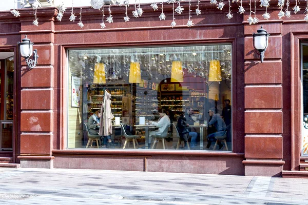 Moscú Rusia Abril 2019 Grandes Ventanales Café Calle Nikolskaya Gente — Foto de Stock