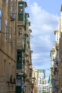 Valletta, Malta, üzerinde 8 Ocak 2019. Çeşitli pitoresk balkon eski kasaba evleri karakteristik bir Malta sembolleri vardır. Eski şehirdeki binaların cephe