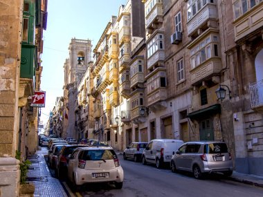 Valletta, Malta, 8 Ocak 2019. Kentsel görünüm. Arabalar kaldırımın yakınında park edildi 