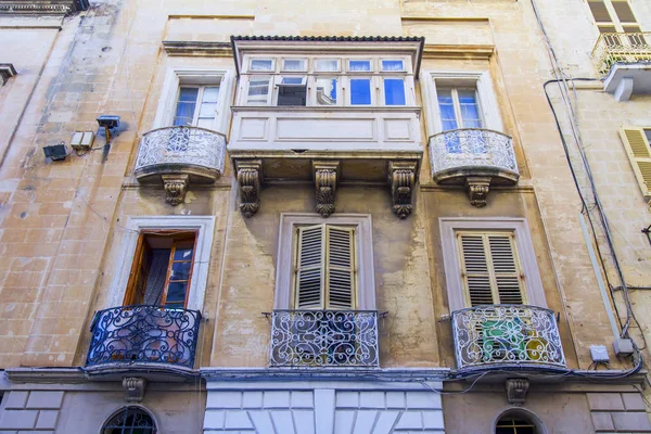 Valletta, Malta, üzerinde 8 Ocak 2019. Çeşitli pitoresk balkon eski kasaba evleri karakteristik bir Malta sembolleri vardır. Eski şehirdeki binaların cephe