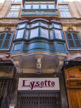 Valletta, Malta, üzerinde 8 Ocak 2019. Çeşitli pitoresk balkon eski kasaba evleri karakteristik bir Malta sembolleri vardır. Eski şehirdeki binaların cephe