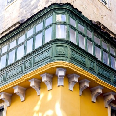 Valletta, Malta, üzerinde 8 Ocak 2019. Çeşitli pitoresk balkon eski kasaba evleri karakteristik bir Malta sembolleri vardır. Eski şehirdeki binaların cephe