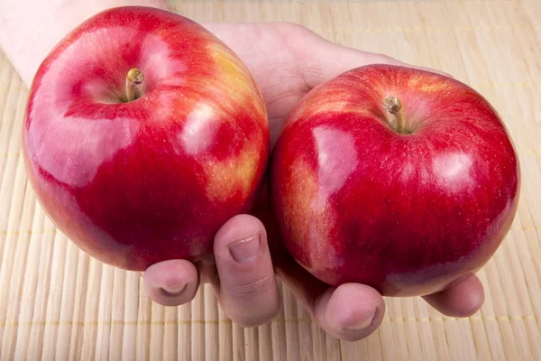 Deux Pommes Rouges Fraîches Savoureuses Dans Une Main Masculine — Photo