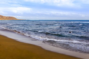 Sörf çizgisi üzerinde resim gibi deniz dalgaları