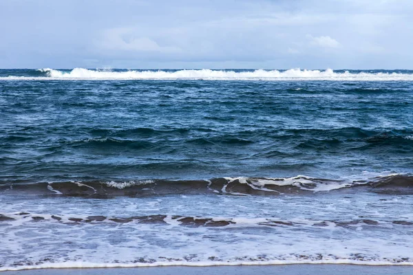 波の線に浮かぶ美しい海の波 — ストック写真