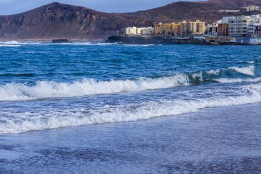  Las Palmas de Gran Canaria, İspanya, üzerinde 8 Ocak 2018. Kış Güneşi Playa de Las Canteras beach Atlantik Okyanusu kıyısında ışıklar. Uzaktan güzel dolgu
