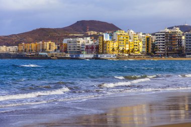  Las Palmas de Gran Canaria, İspanya, üzerinde 8 Ocak 2018. Kış Güneşi Playa de Las Canteras beach Atlantik Okyanusu kıyısında ışıklar. Uzaktan güzel dolgu