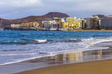  Las Palmas de Gran Canaria, İspanya, üzerinde 8 Ocak 2018. Kış Güneşi Playa de Las Canteras beach Atlantik Okyanusu kıyısında ışıklar. Uzaktan güzel dolgu