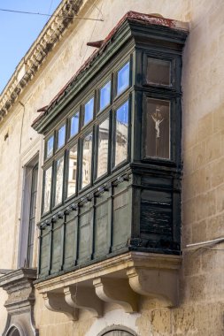 Valletta, Malta, üzerinde 8 Ocak 2019. Çeşitli pitoresk balkon eski kasaba evleri karakteristik bir Malta sembolleri vardır. Eski şehirdeki binaların cephe