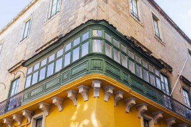 Valletta, Malta, üzerinde 8 Ocak 2019. Çeşitli pitoresk balkon eski kasaba evleri karakteristik bir Malta sembolleri vardır. Eski şehirdeki binaların cephe