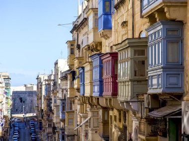 Valletta, Malta, üzerinde 8 Ocak 2019. Çeşitli pitoresk balkon eski kasaba evleri karakteristik bir Malta sembolleri vardır. Eski şehirdeki binaların cephe