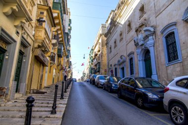 Valletta, Malta, 8 Ocak 2019 tarihinde. Kentsel görünüm. Arabalar eski şehirde dar sokak kaldırım yakınında park edilmiş