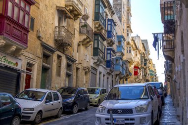 Valletta, Malta, 8 Ocak 2019 tarihinde. Kentsel görünüm. Arabalar eski şehirde dar sokak kaldırım yakınında park edilmiş