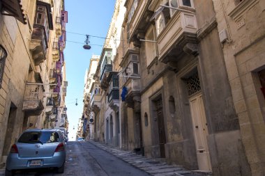 Valletta, Malta, 8 Ocak 2019 tarihinde. Kentsel görünüm. Arabalar eski şehirde dar sokak kaldırım yakınında park edilmiş