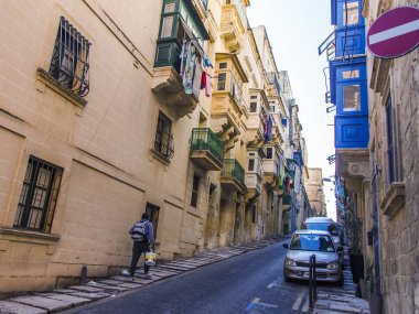 Valletta, Malta, 8 Ocak 2019 tarihinde. Kentsel görünüm. Arabalar eski şehirde dar sokak kaldırım yakınında park edilmiş