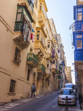 Valletta, Malta, 8 Ocak 2019 tarihinde. Kentsel görünüm. Arabalar eski şehirde dar sokak kaldırım yakınında park edilmiş